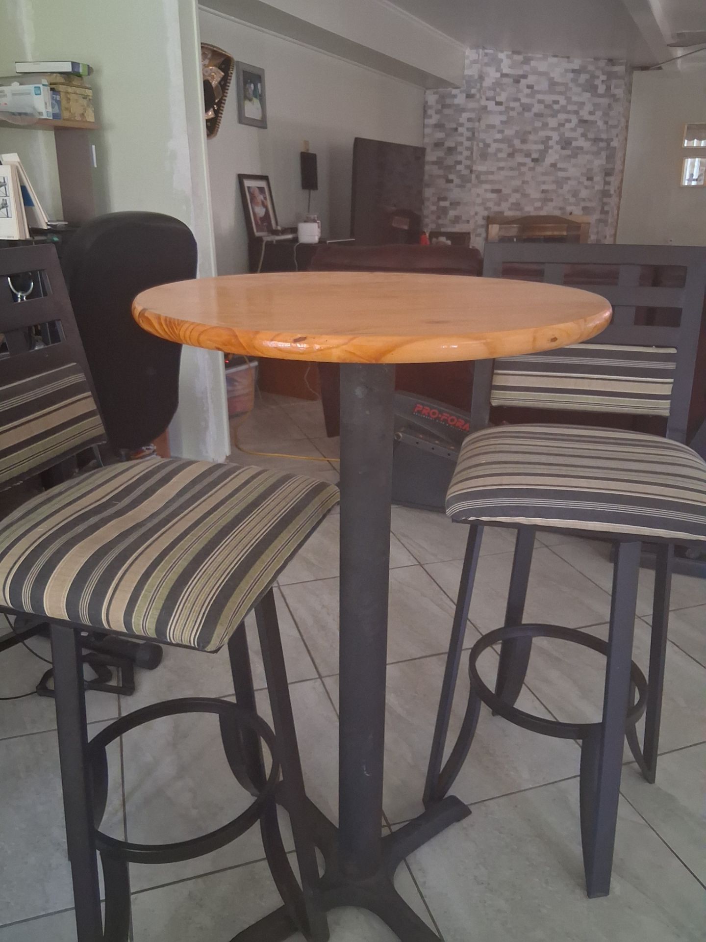 2 Bar stools and table