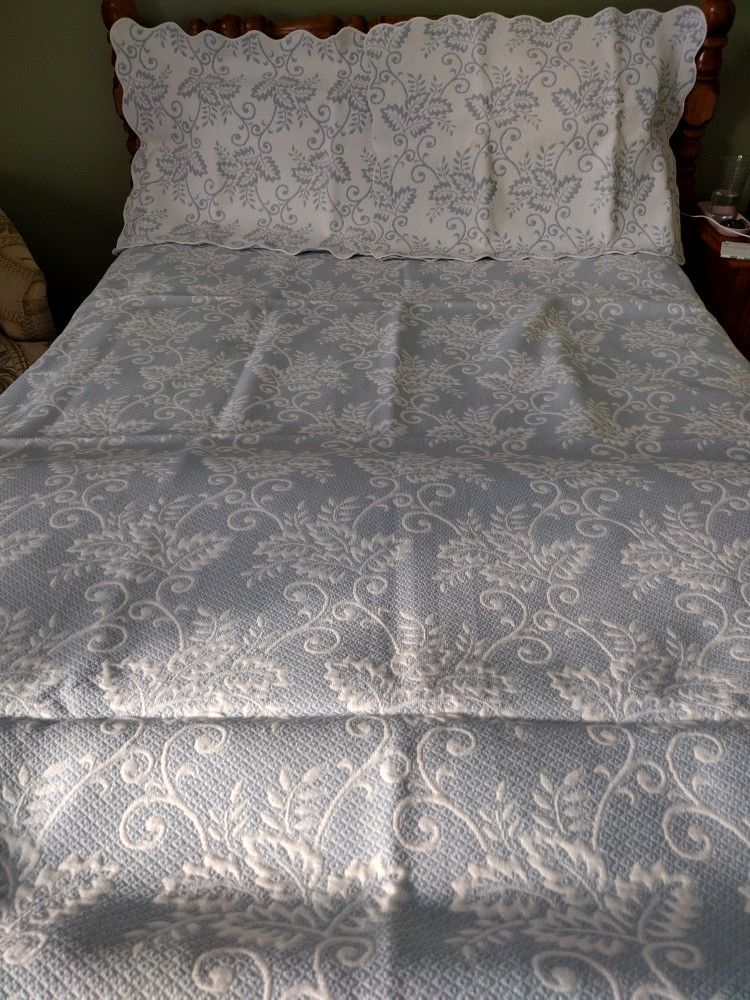 New Maltese Coverlet With Two Standard Shams