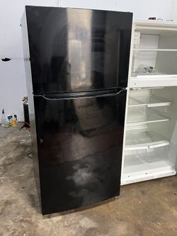 Kenmore 30 inch W’ black refrigerator/Nevera negra