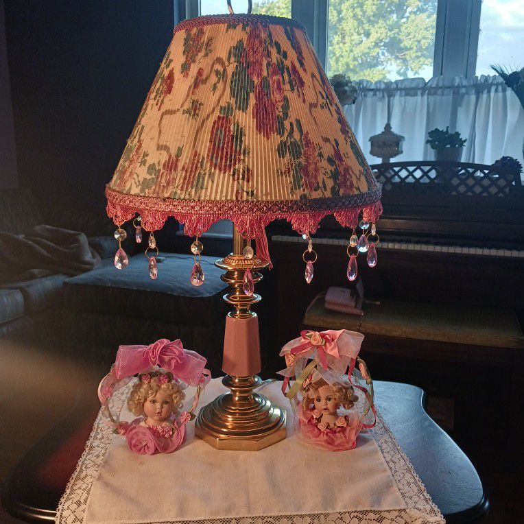  VERY UNIQUE AND BEAUTIFUL LOOKING  LAMP and  DOLLS  BRASS AND  PINK 