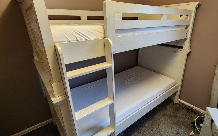Detachable Twin bunk beds (mattresses included)