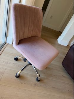 Rose plush vanity chair in great condition