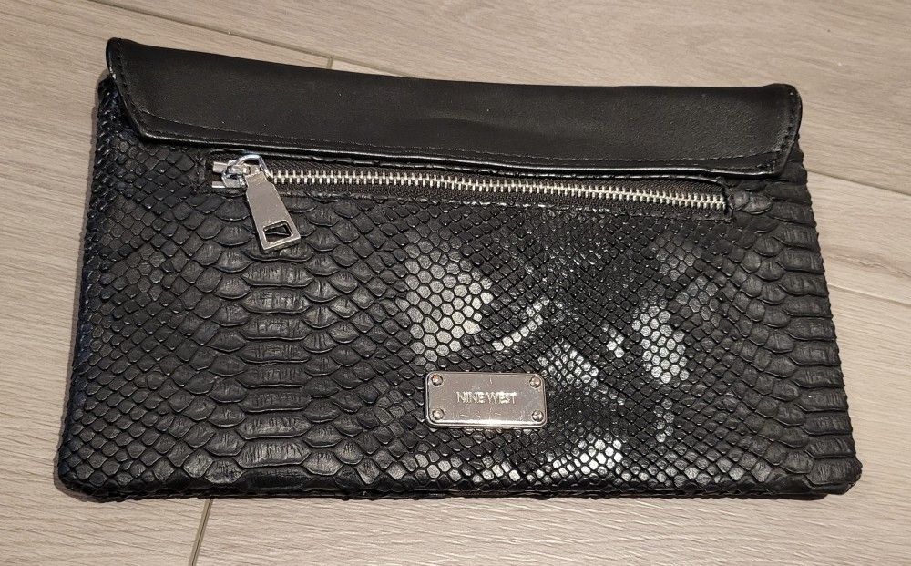 🖤 Nine West Black Snakeskin Clutch — Excellent Condition