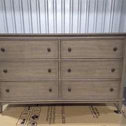 Dresser And Nightstands 