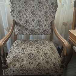 ANTIQUE CHAIR