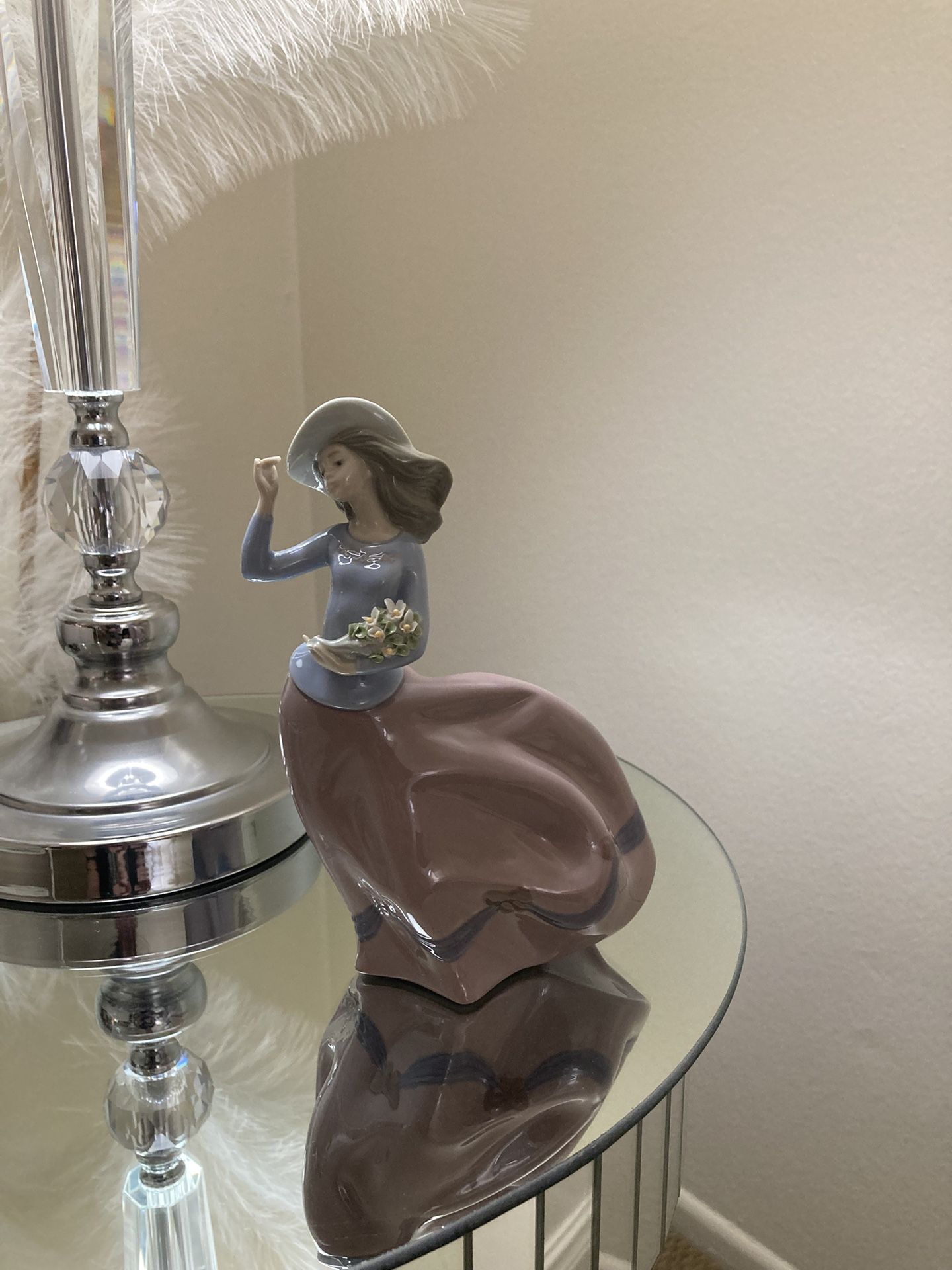 Lladro #5590 "1988 Spring Breeze” Fine Porcelain Hand Painted Figurine