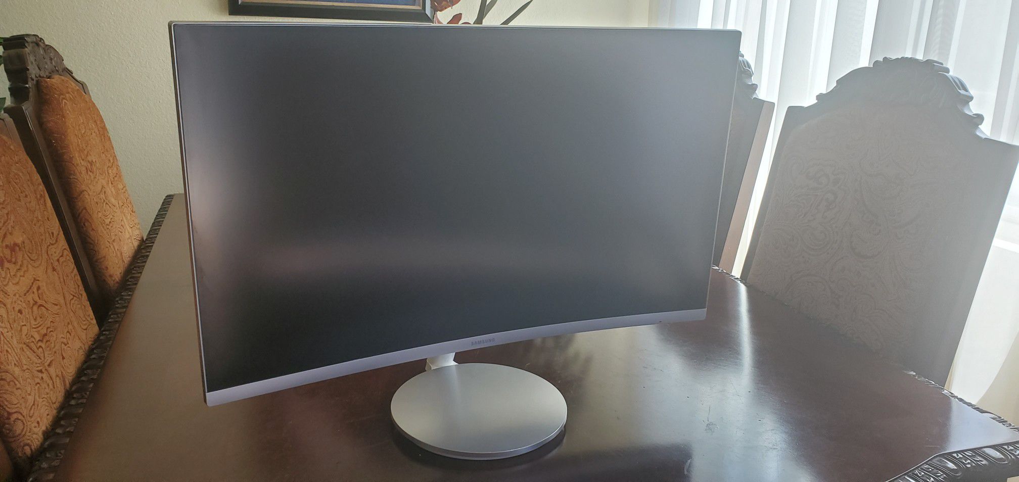 Silver samsung curved 27" monitor