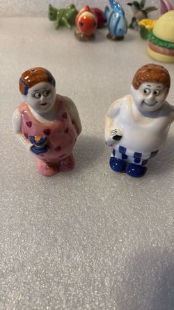 Vintage Funny Couple Salt & Pepper Shakers – Retro Ceramic Kitchen Decor