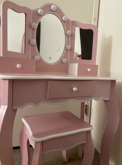 Pink kid vanity
