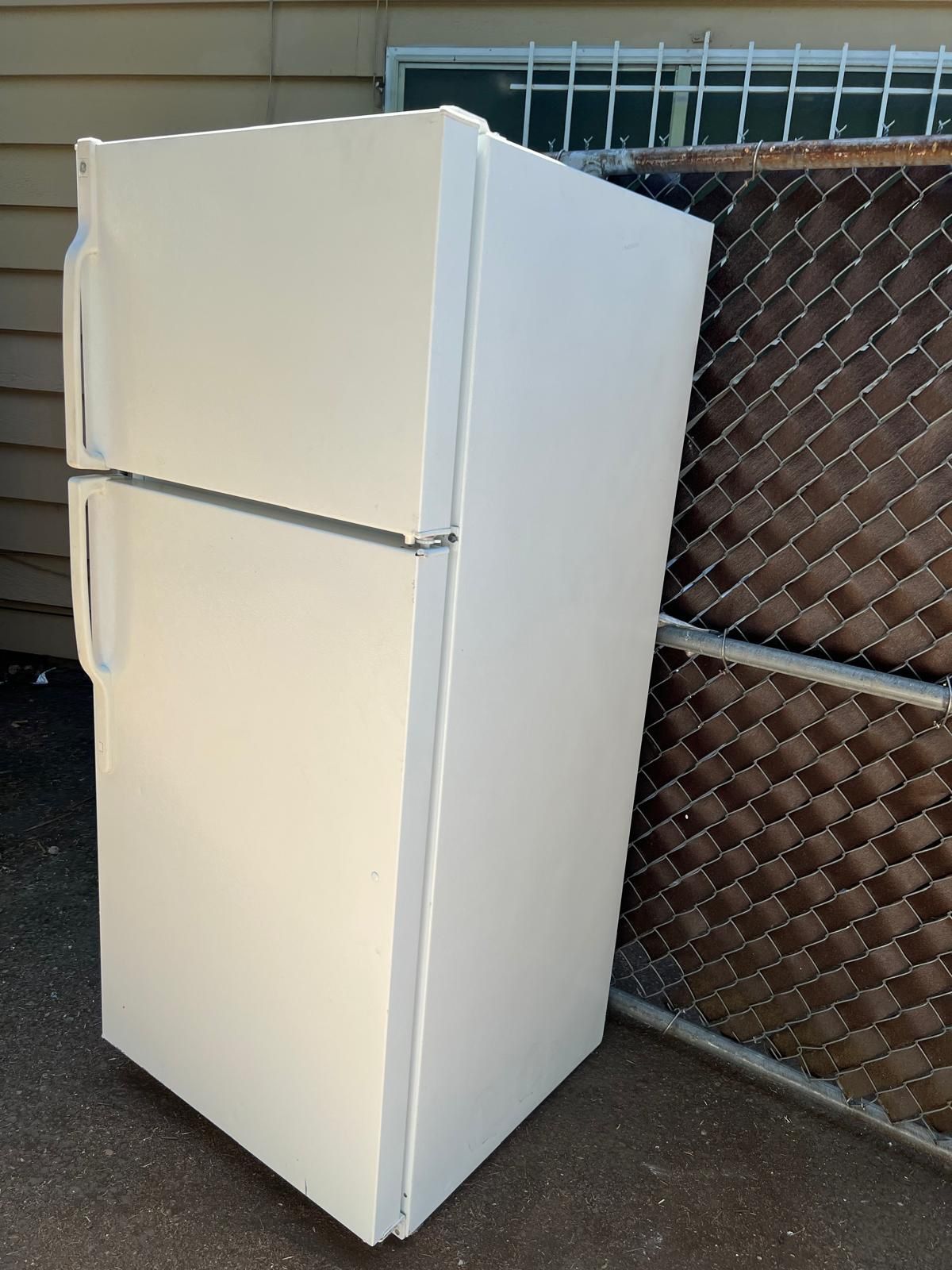 refrigerator in excellent condition🧊