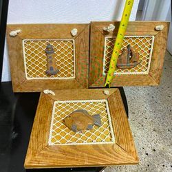 JUEGO DE CUADROS DE MADERA CON ADORNO MARINO