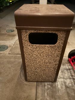 Industrial trashcan