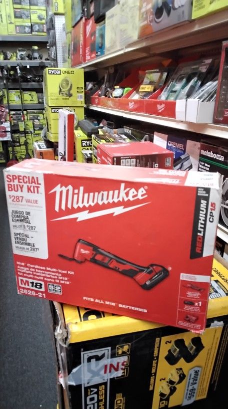 MILWAUKEE M18 CORDLEES MULTI - TOOL KIT