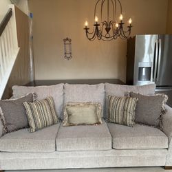Like New Modern Beige 3-Seater Couch – Matches Any Home Color – Deep Cleaned & Pet Free