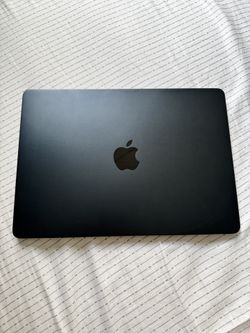 MacBook Air M2 (2022) – 8GB RAM / 256GB SSD – Like New