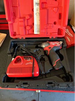 Milwaukee 2453-22 impact driver kit with shockwave bit kit
