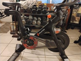PELOTON BIKE  ORIGINAL  PELOTON  MODEL IN  GREAT  CONDITION : READY  TO  GO  / COMES  WITH  3LB.  DUMBBELLS 
   °•°  ALSO AVAILABLE  : RUBBER  &  STEE