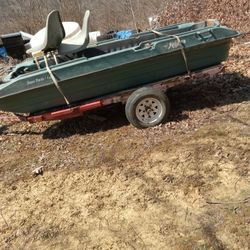 That's raider Pelican boat with & paddles