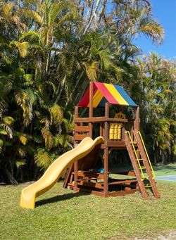 Kids play structure