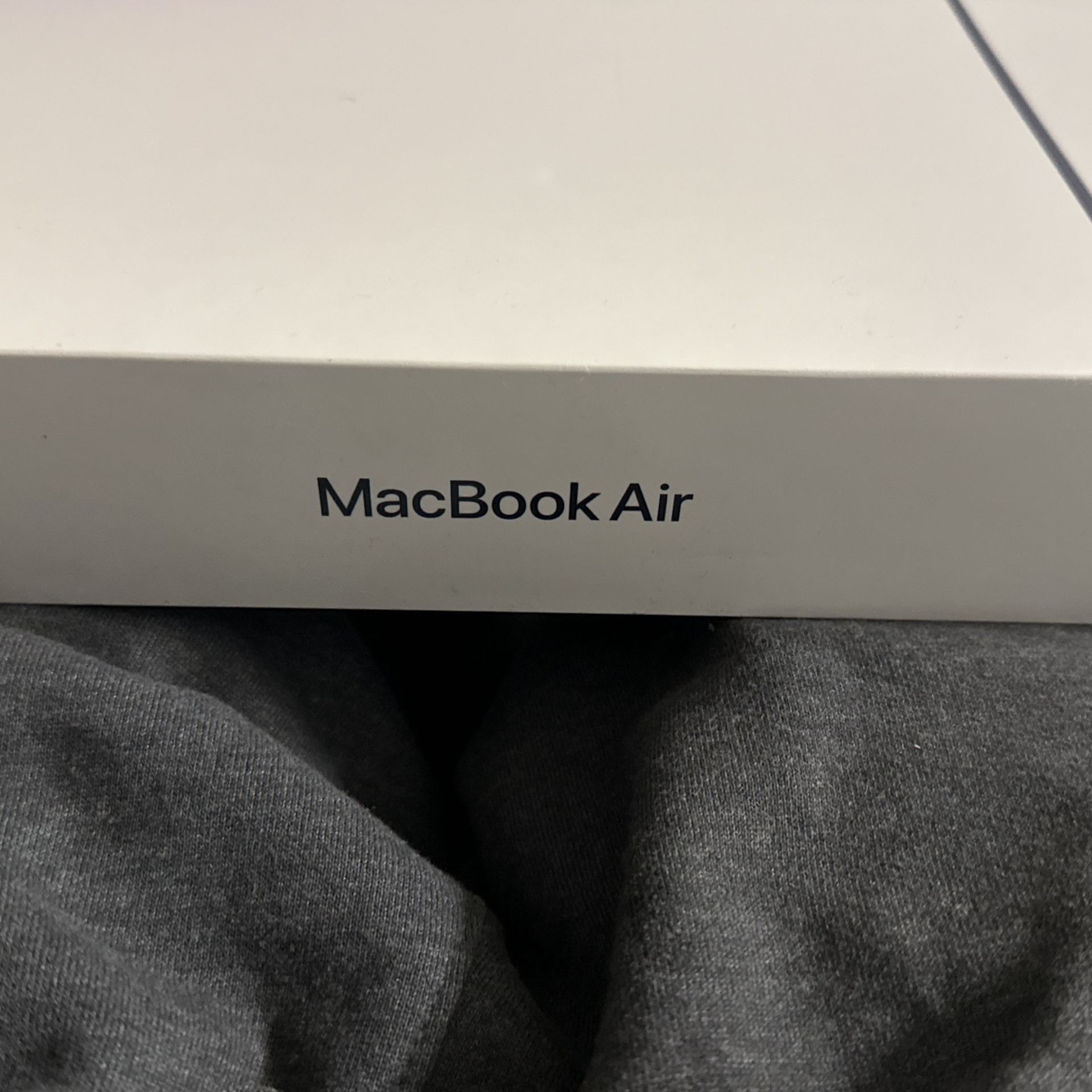 Apple MacBook Air 8GB -256GB  SSD