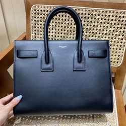 Fold-over Manhattan-style baguette roll, dimensions: 29x20.5x7cm

