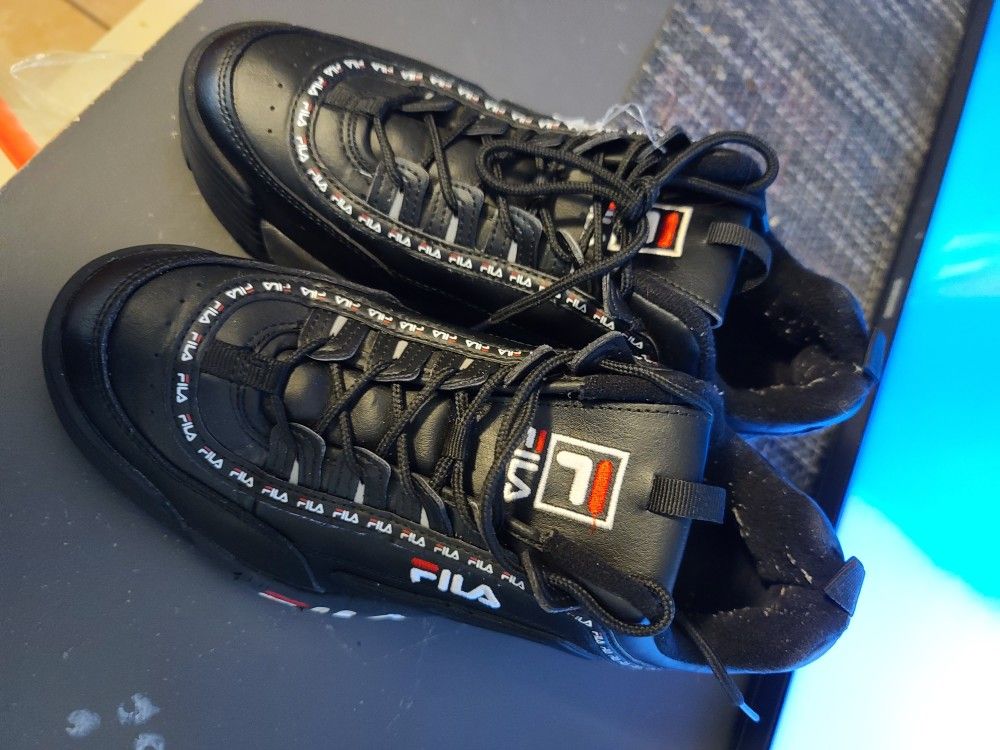 Authentic Fila Teenishoes Size 9 Men's Like New