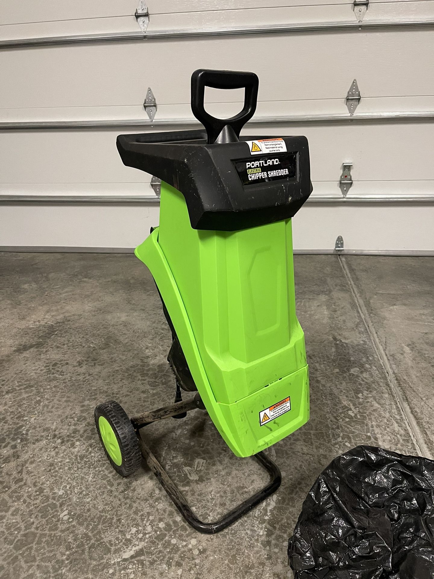 Harbor Freight Portland 14 Amp 1-1/2 In. Capacity Corded Electric Chipper Shredder Mulch Producer