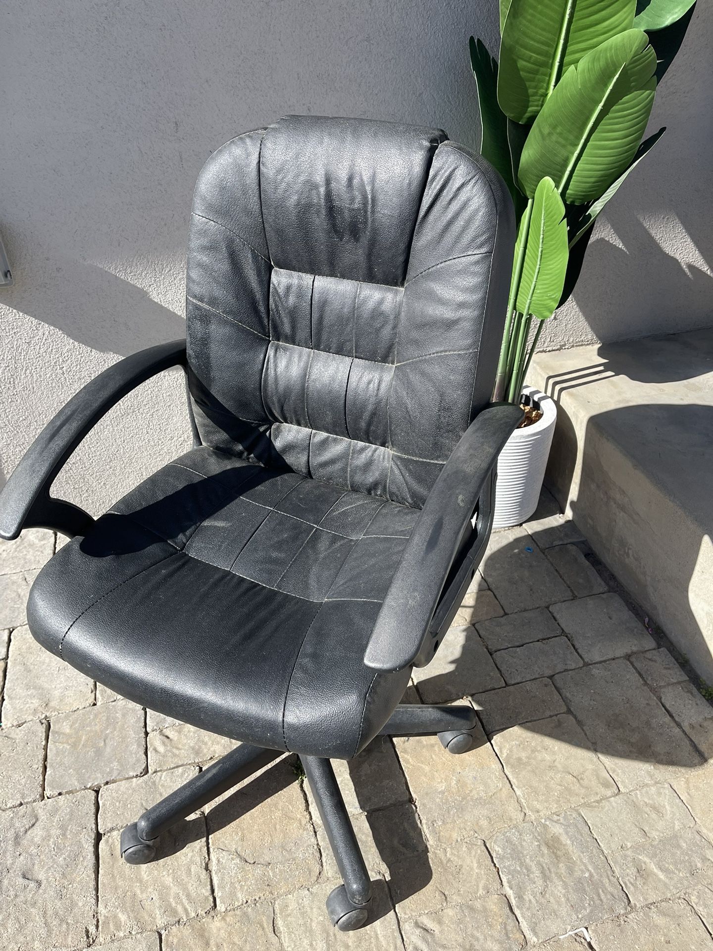 Leather  Black Office Chair With Height Adjustment 