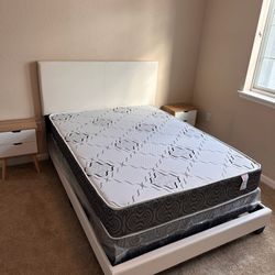 Queen regular set 10”  Matrress and Box spring🛌🔝 (The Bed Isn’t Included)