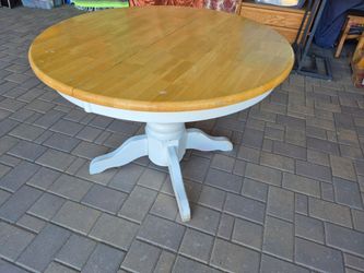 Solid Wood Round table, in good condition
