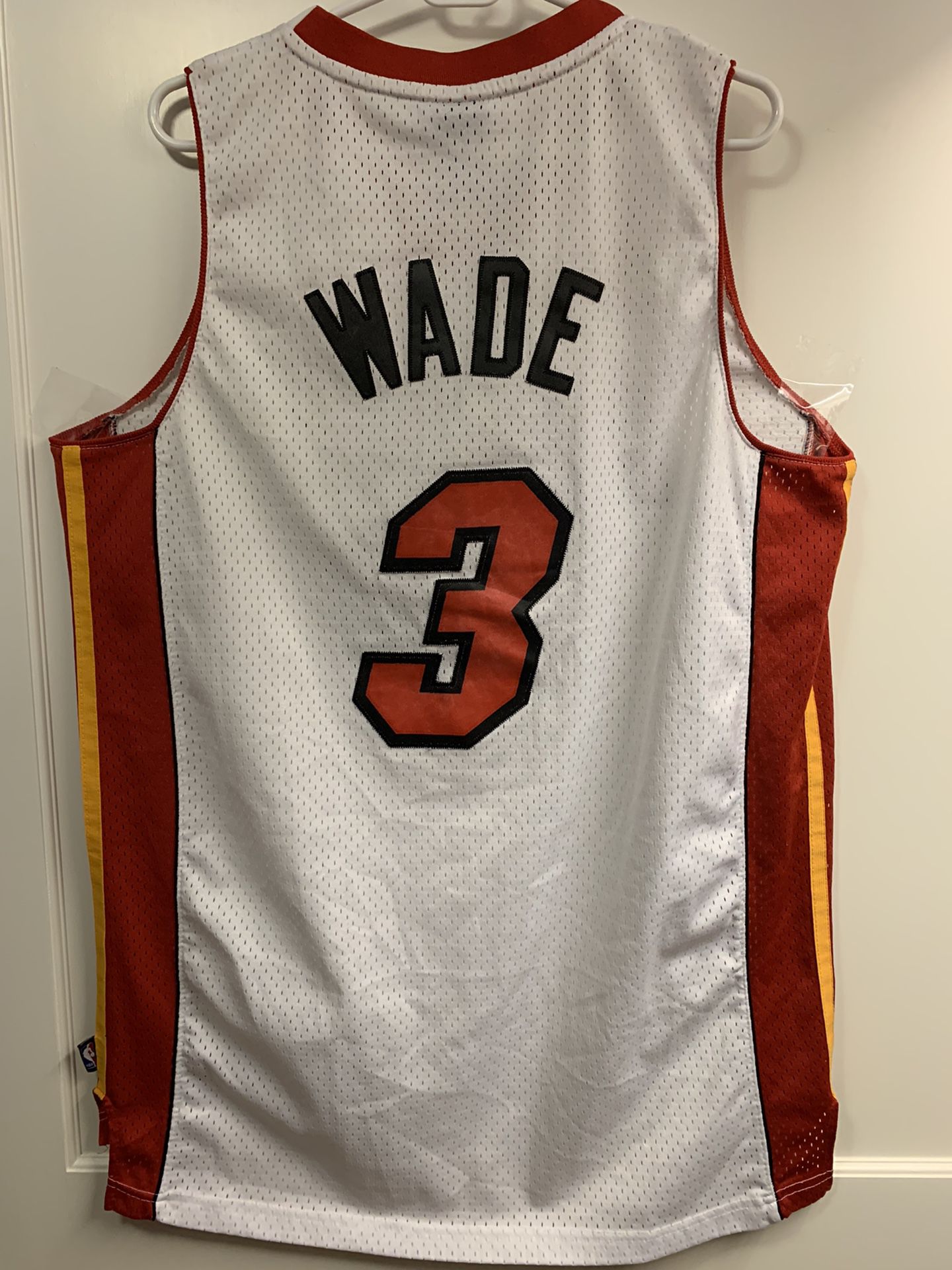 Reebok Dwayne Wade White Miami Heat Authentic Swingman Jersey Mens Large NBA.  for Sale in Lynn, MA - OfferUp