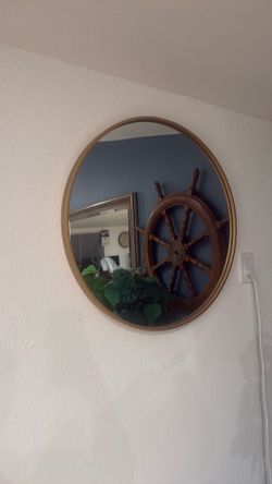 Round decorative mirror