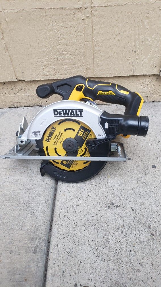 Dewalt 20v Circular Saw Brushless Brand New Tool Only Includes Blade Size 6 1/2