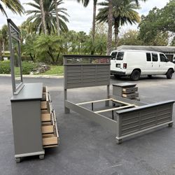 Beautiful Bedroom Set Queen Size Solid Wood Gray Color In Excellent Condition by Lane Home Furnishin