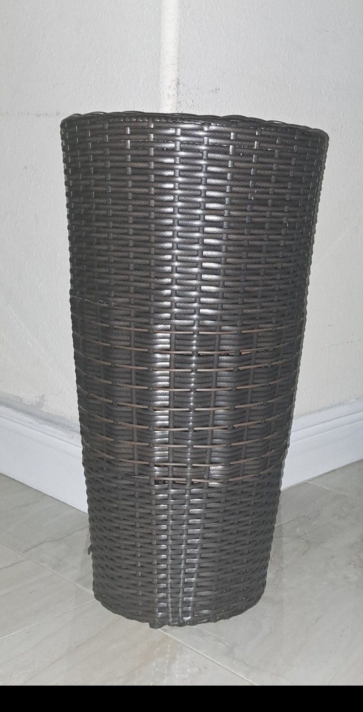 Planter Wicker Indoor Outdoor Plant Holder Pot Like New 
