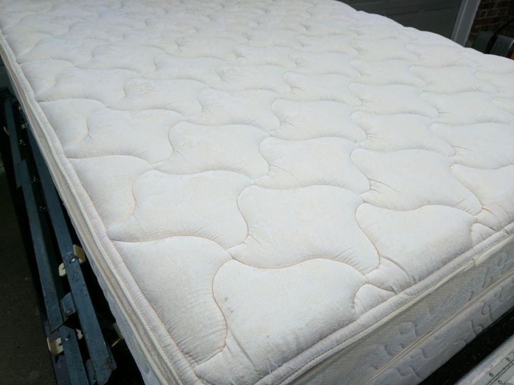 NEW QUEEN DENVER MATTRESS "ARAPAHOE" PILLOWTOP MATTRESS INCLUDES MATCHING BOXSPRING AND DELIVERY