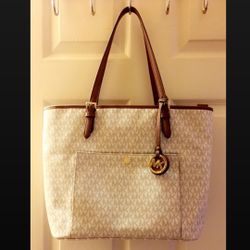 NEW Michael Kors Classic Tote bag! MK Tag included
