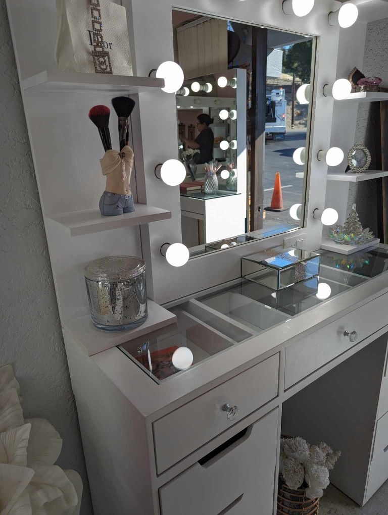 VANITY FOR MAKEUP