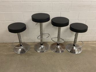 4 ADJUSTABLE HEIGHT STOOLS