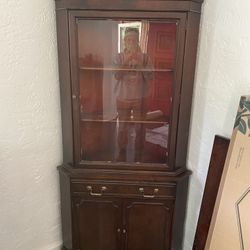 Corner cabinet 