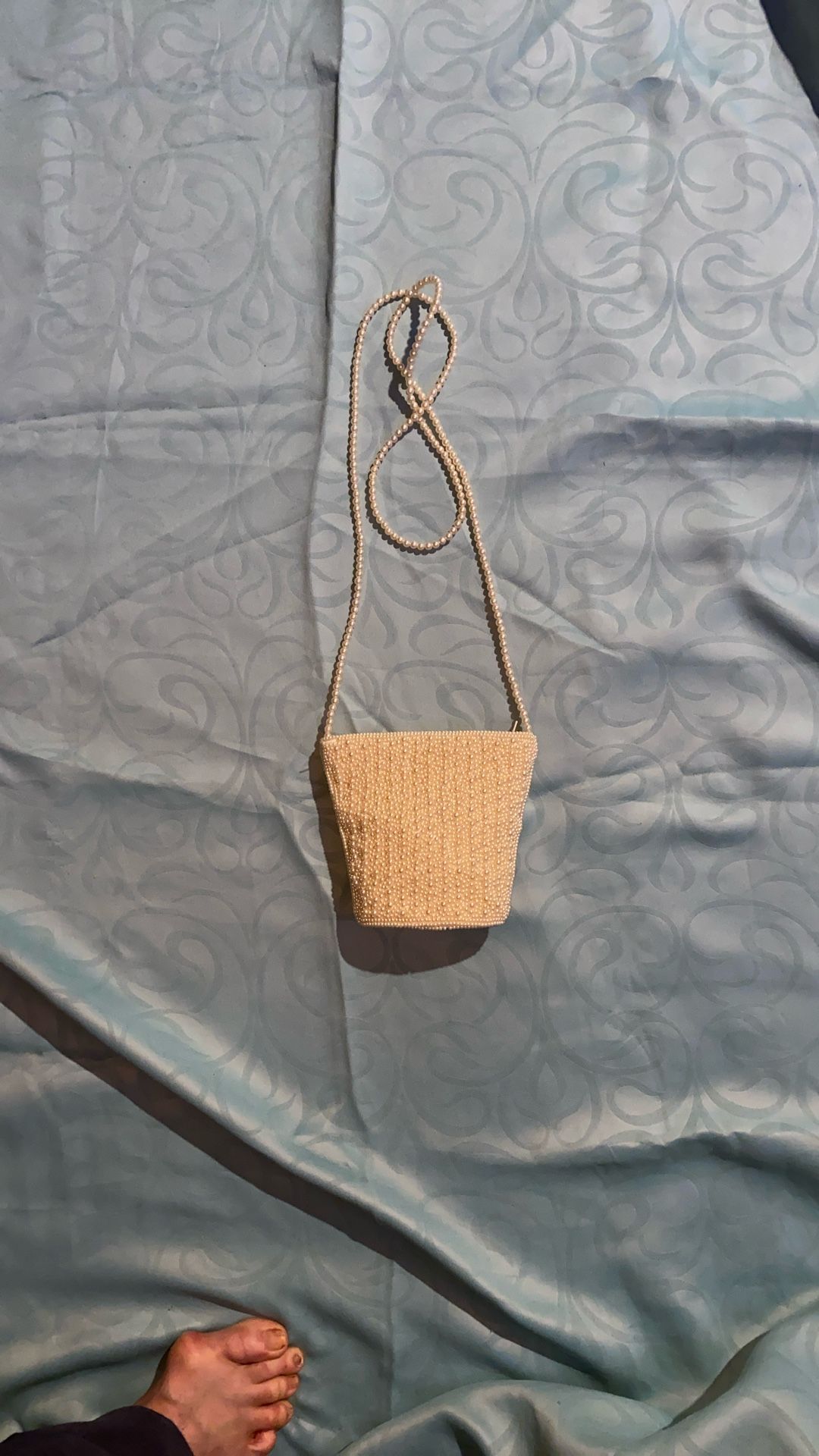 This vintage Inge Christopher handbag is a unique addition to any collection. The beaded design, accented with pearls, gives off a granny core vibe th