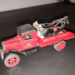 1931 Hawkeye Wrecker Coin Bank with key Diecast 1:32 Scale Good Condition