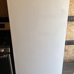 Frigidaire 33 Inch Wide (20 cu. Ft) Frost Free Upright Freezer (NEW) (ENERGY SAVER) (LED)