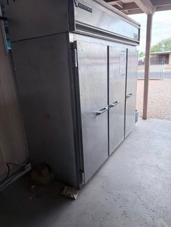 Reach in fridge