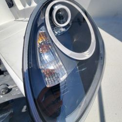 only 1 headlight black case porsche cayman or boxter 987.1 from 05 to 08 only xenon light great condition $480  also speak español looking price of pa