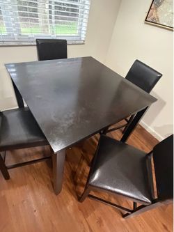 Table with 4 chairs
