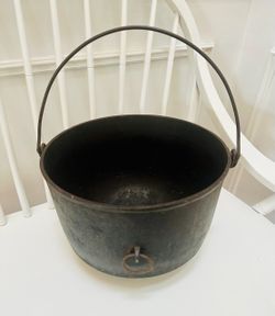 Antique - Vintage FAVORITE PIQUA WARE 3 -legged Hearth or Bulged Kettle - 9 lbs.
