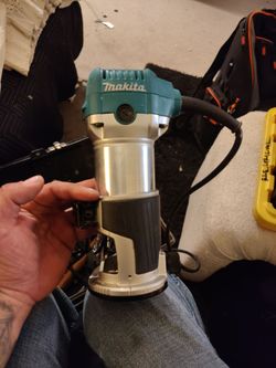 Makita router RT0701C