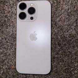 2 iPhone 16 Pros 