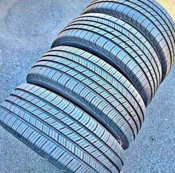 225 65 17 Michelin Tires Con 80% de Vida Las 4